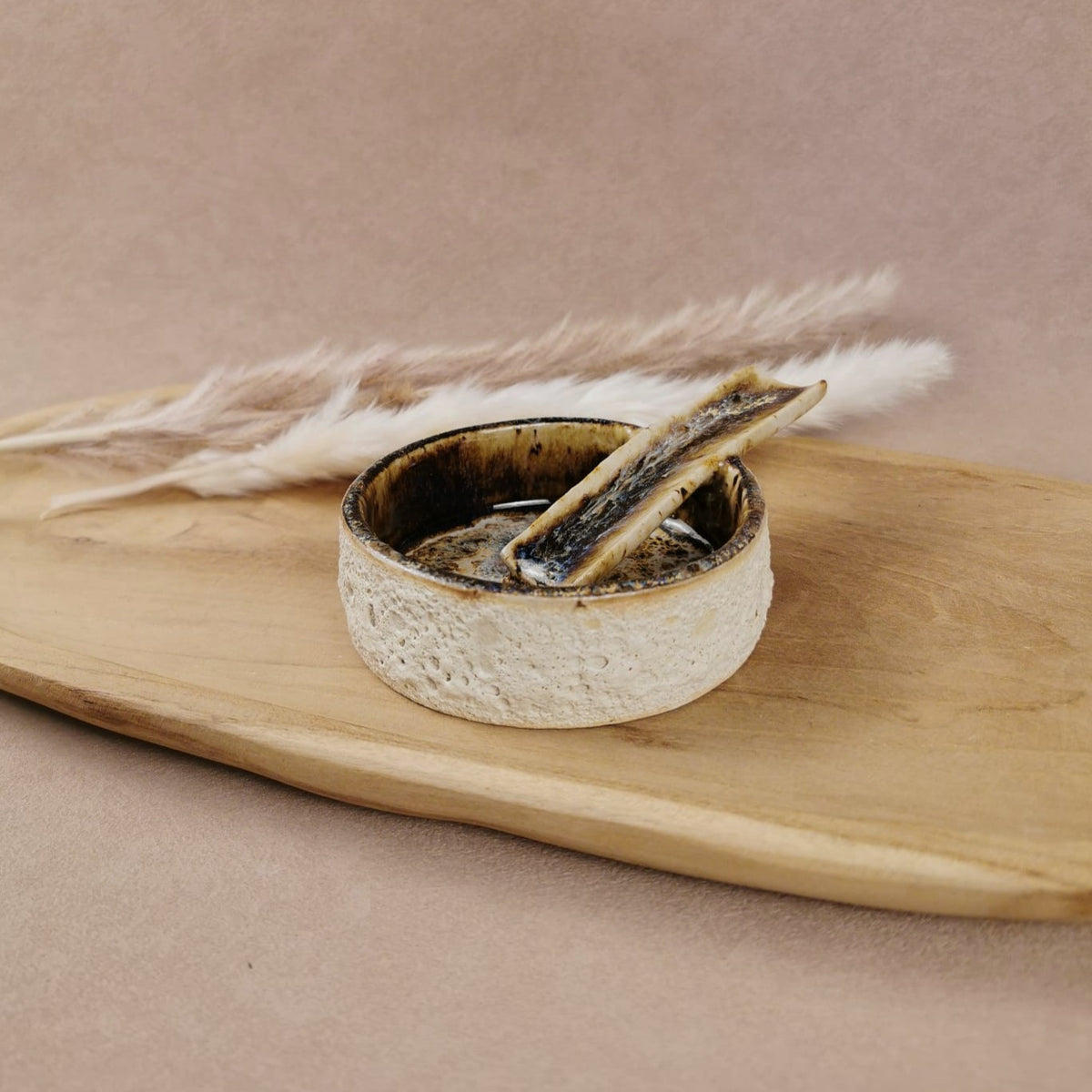 elvara-palo-santo-halter-steinzeug-kraterglasur.jpg
