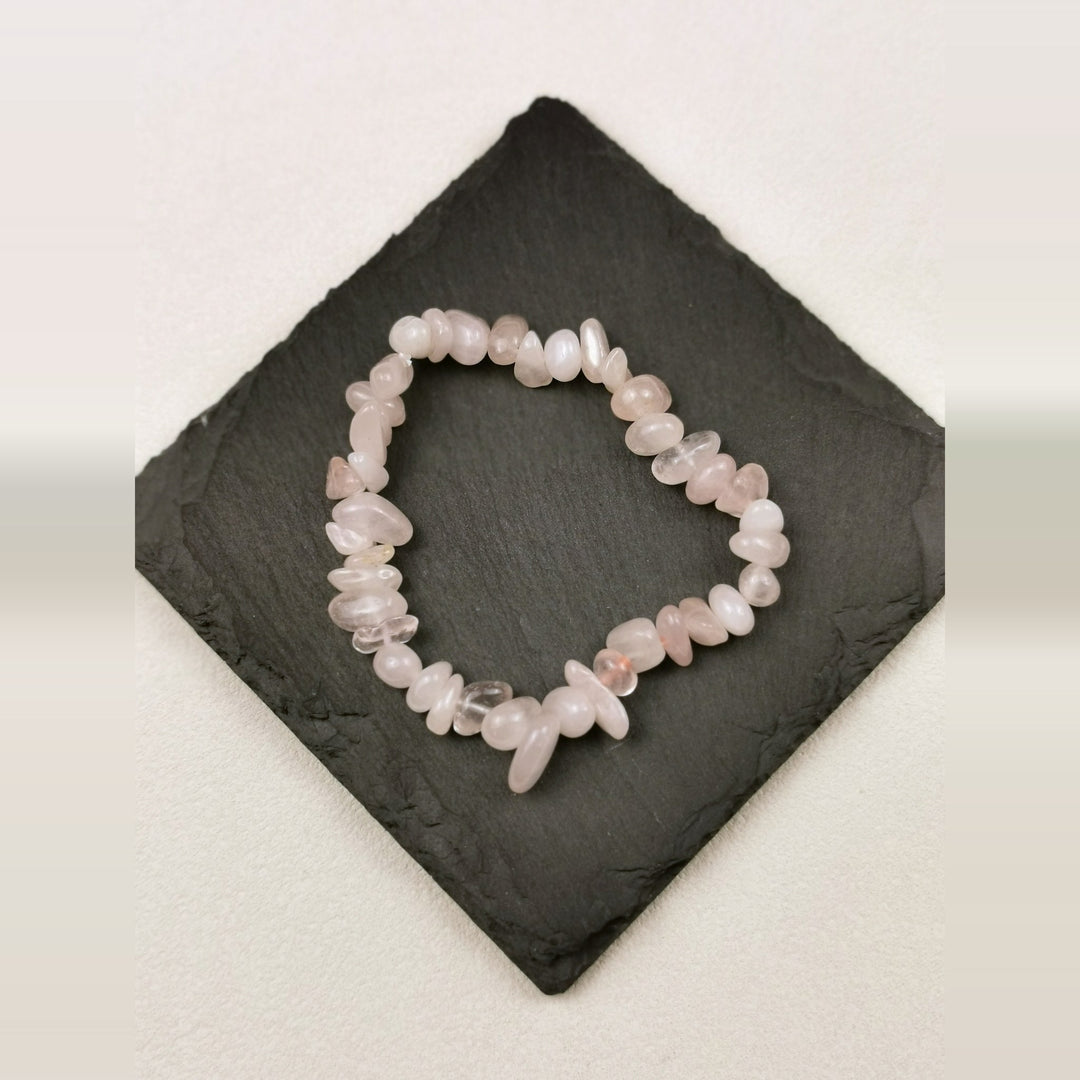 Armband aus Rosenquarzsplittern in zartem Rosa auf Schieferplatte