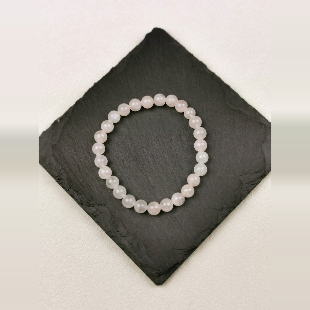 Armband aus runden Rosenquarzperlen mit 6 mm auf Schieferplatte
