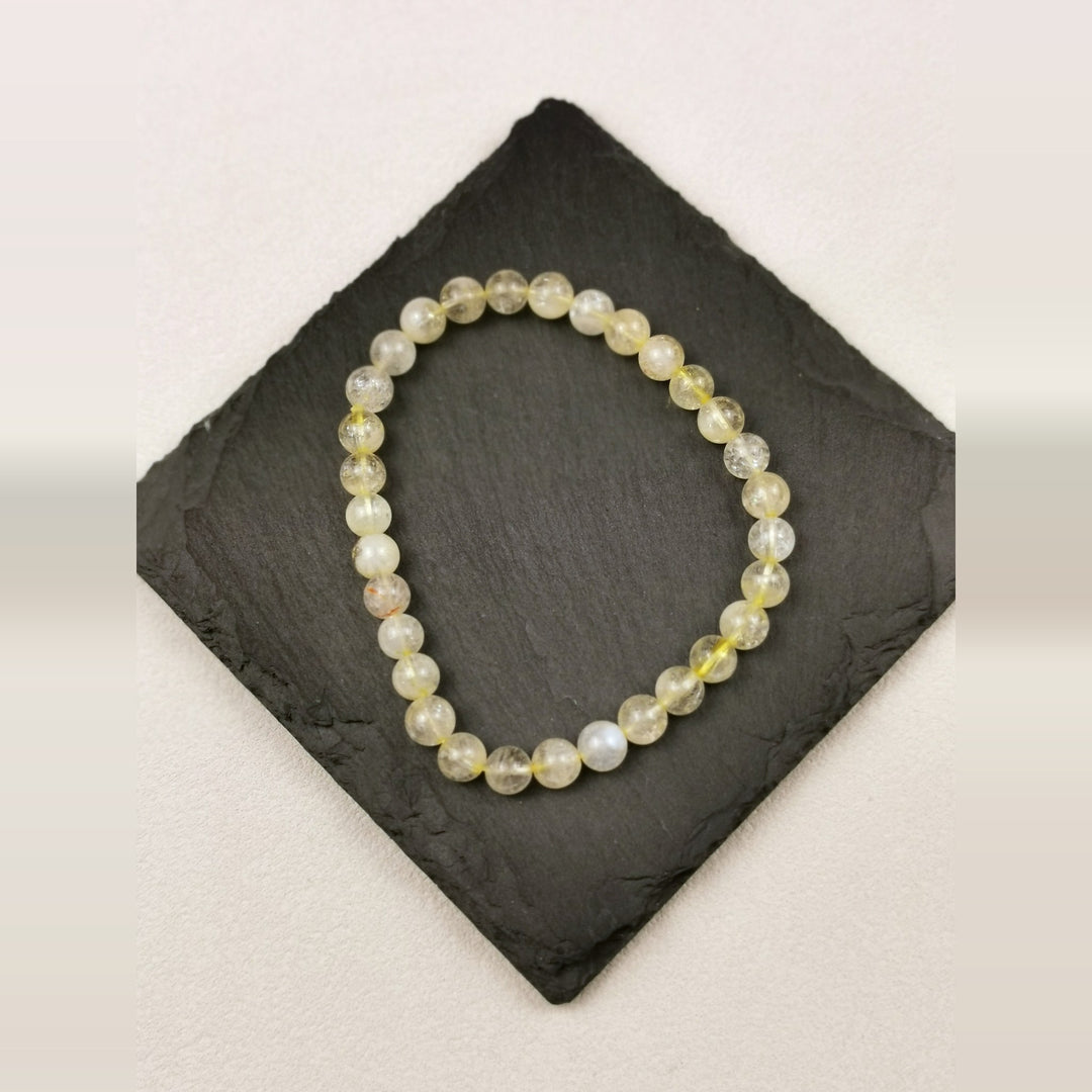 Armband aus runden Citrinperlen mit 6 mm auf Schieferplatte