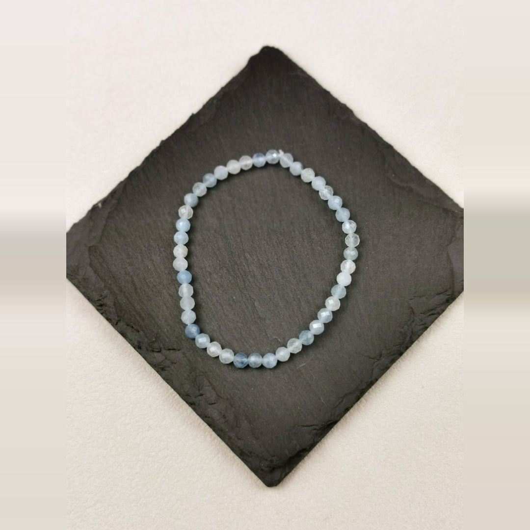 Armband aus facettierten hellblauen Aquamarinperlen mit 4 mm auf Schieferplatte