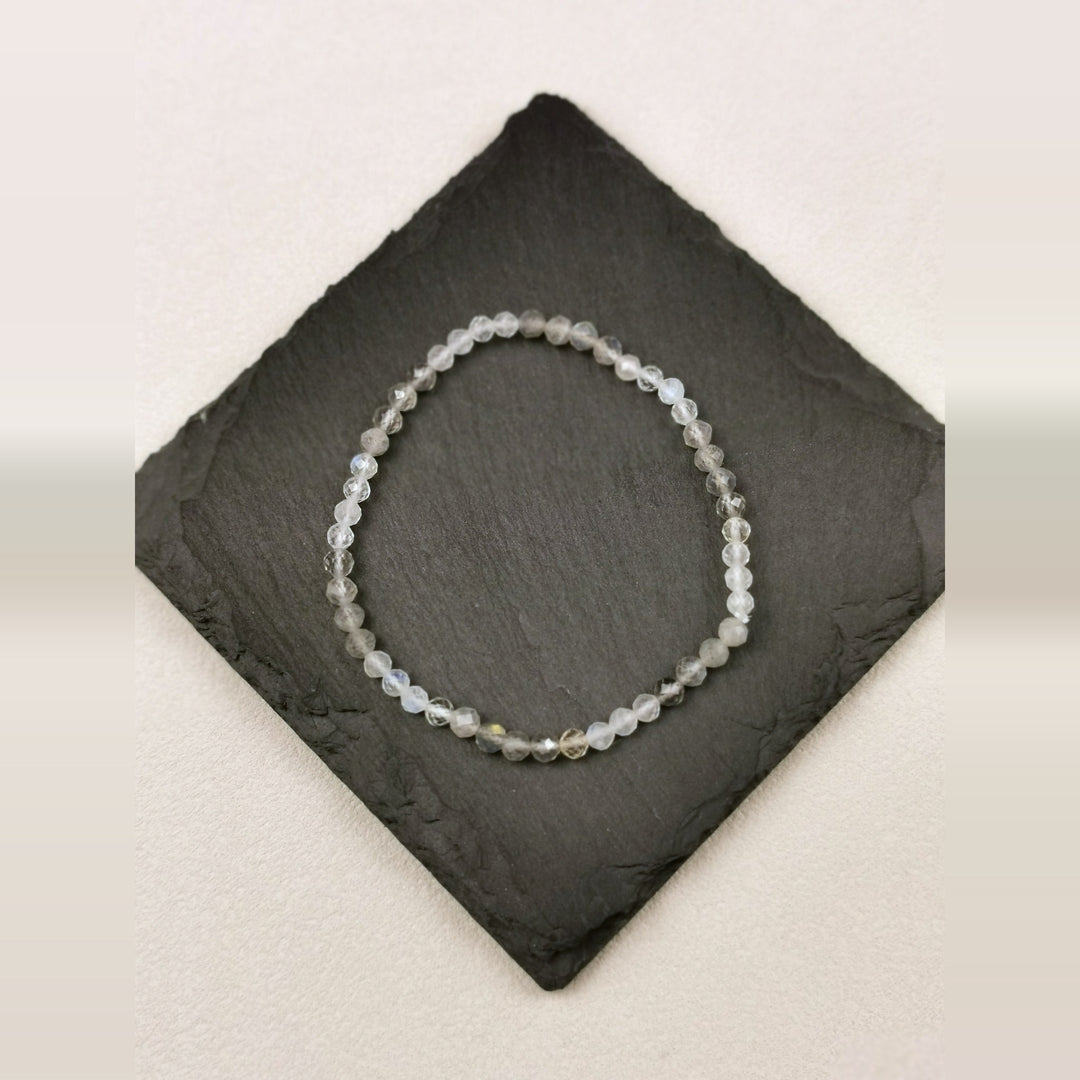 Armband aus facettiertem Labradorit und weißem Mondstein mit 4 mm auf Schieferplatte