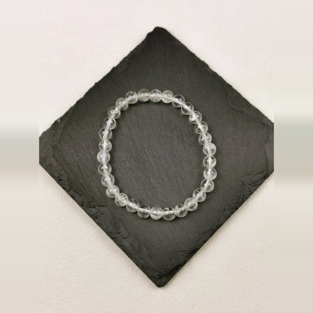 Armband aus runden klaren Bergkristallperlen mit 6 mm auf Schieferplatte