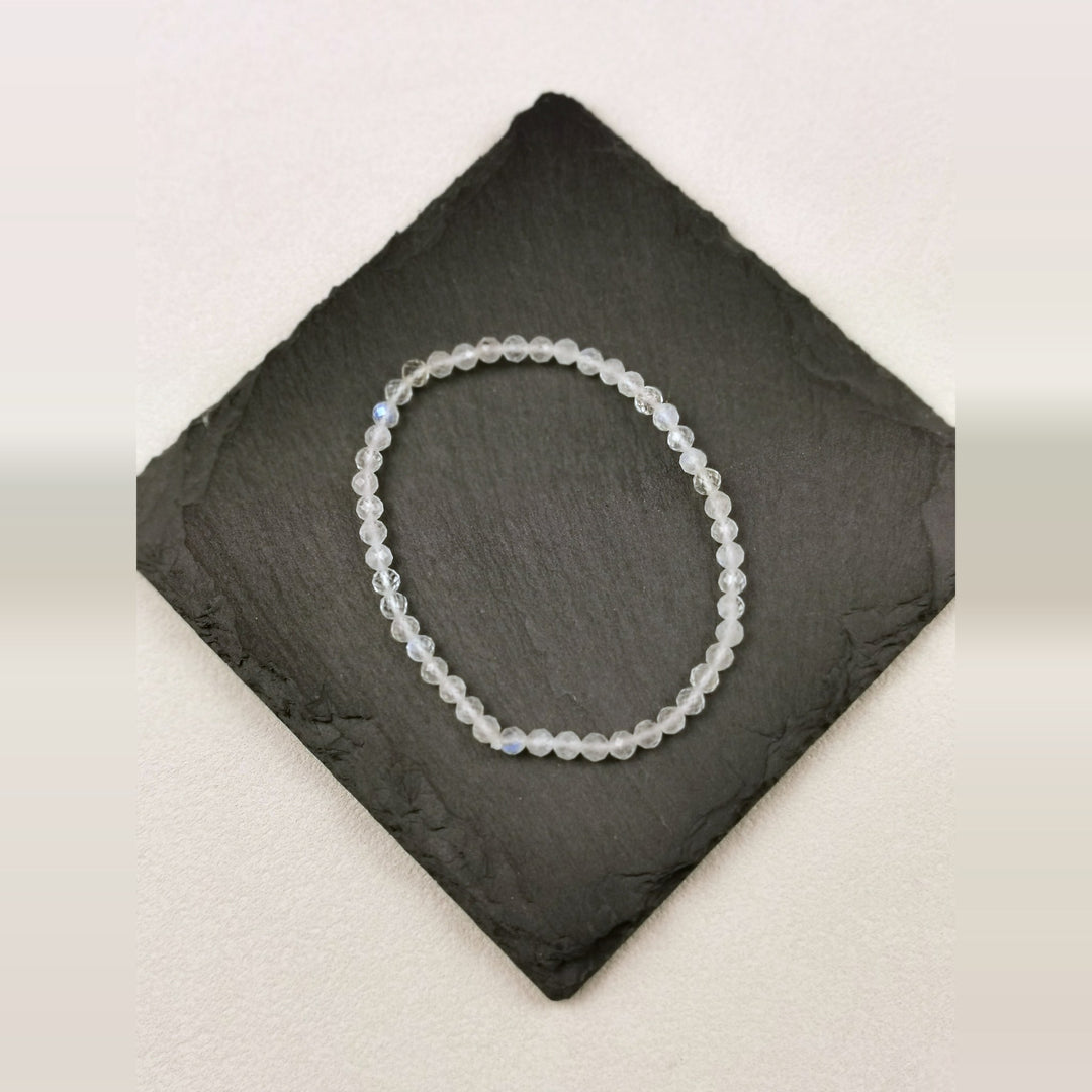 Armband aus facettiertem blauem Mondstein mit 4 mm auf Schieferplatte