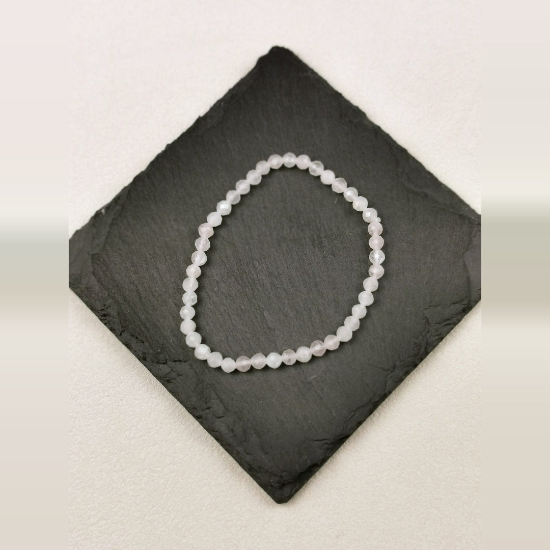 Armband aus facettierten Rosenquarzperlen mit 4 mm auf Schieferplatte