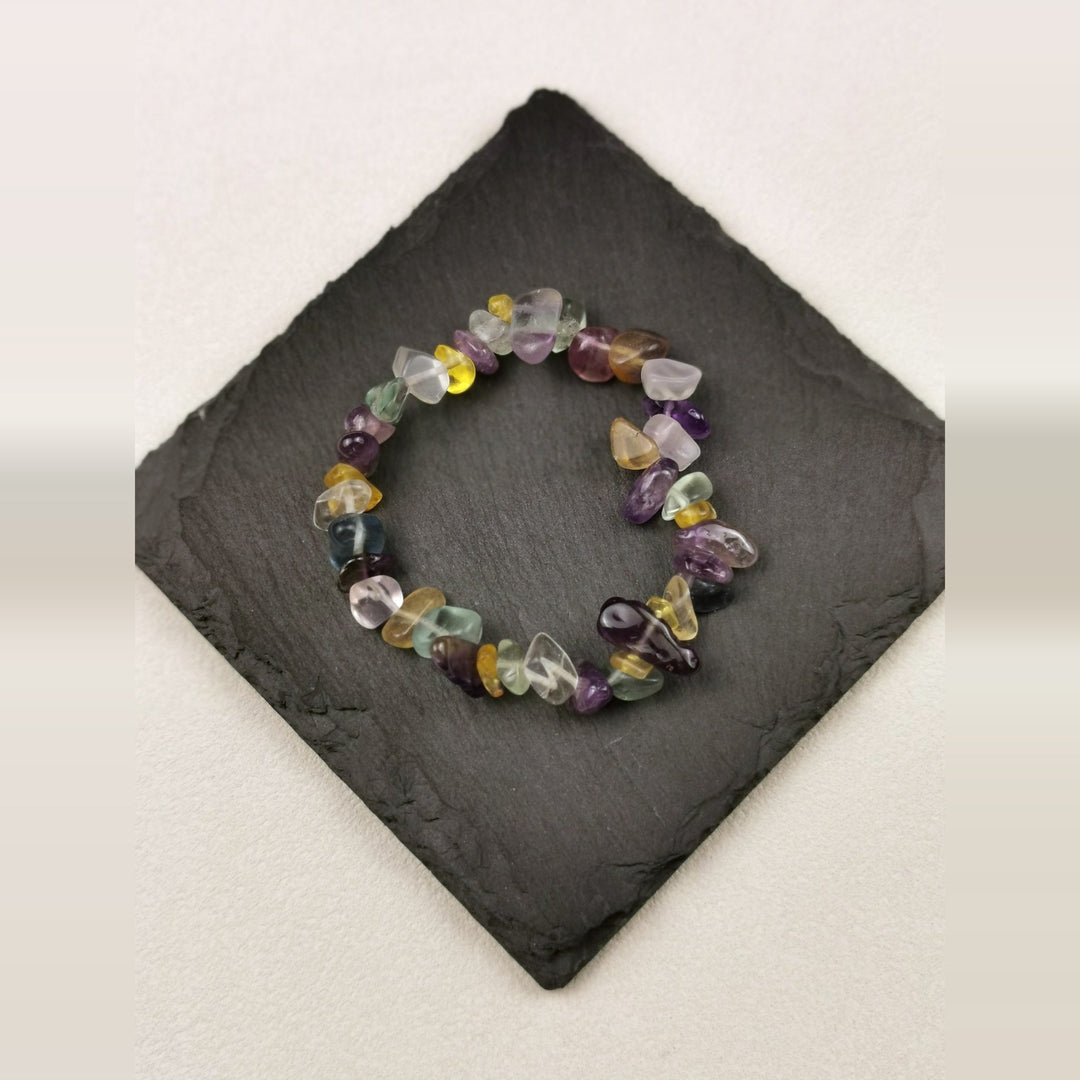 Armband aus bunten Fluoritsplittern in Violett, Grün und Gelb auf Schieferplatte