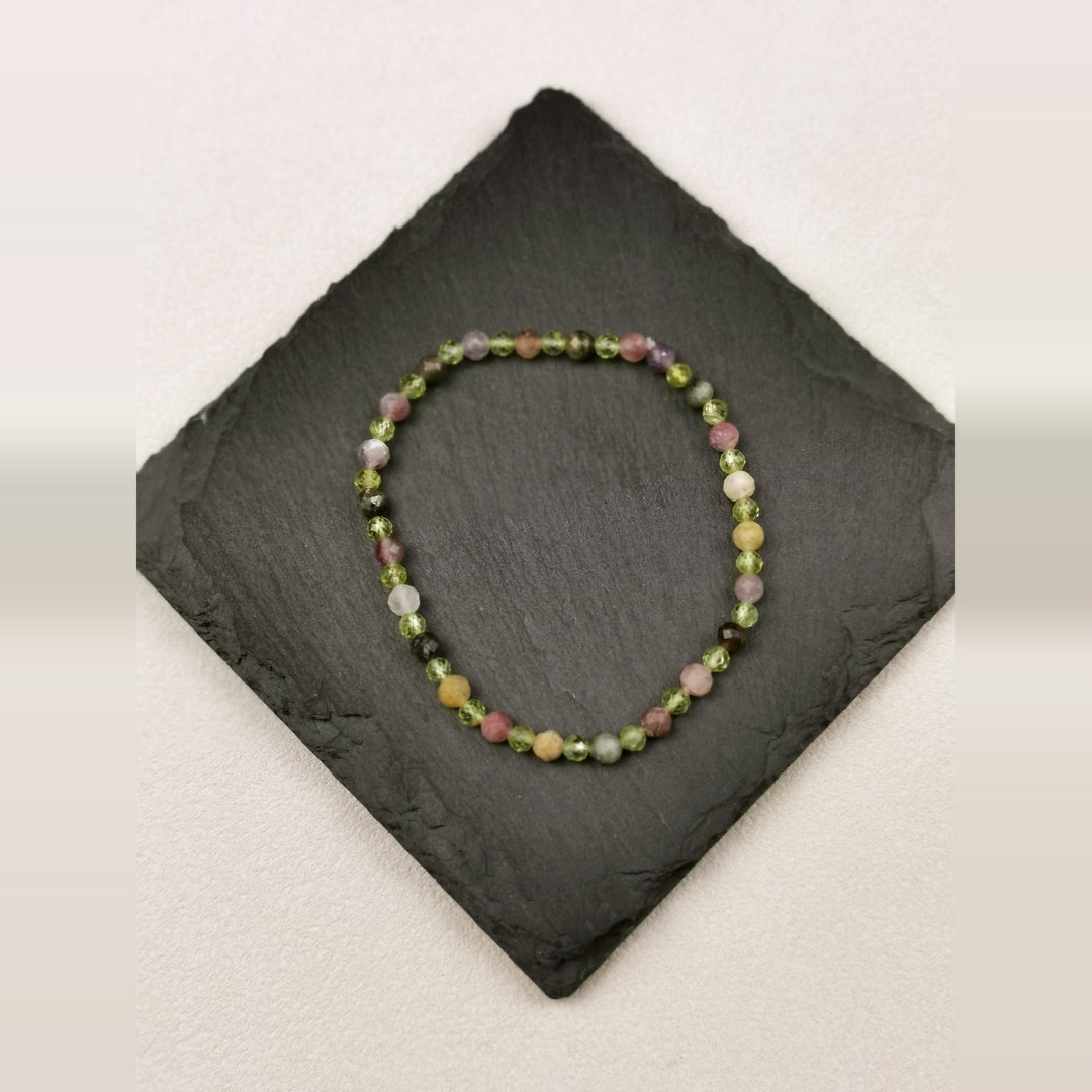 Armband aus facettiertem buntem Turmalin mit Peridot in 4 mm auf Schieferplatte