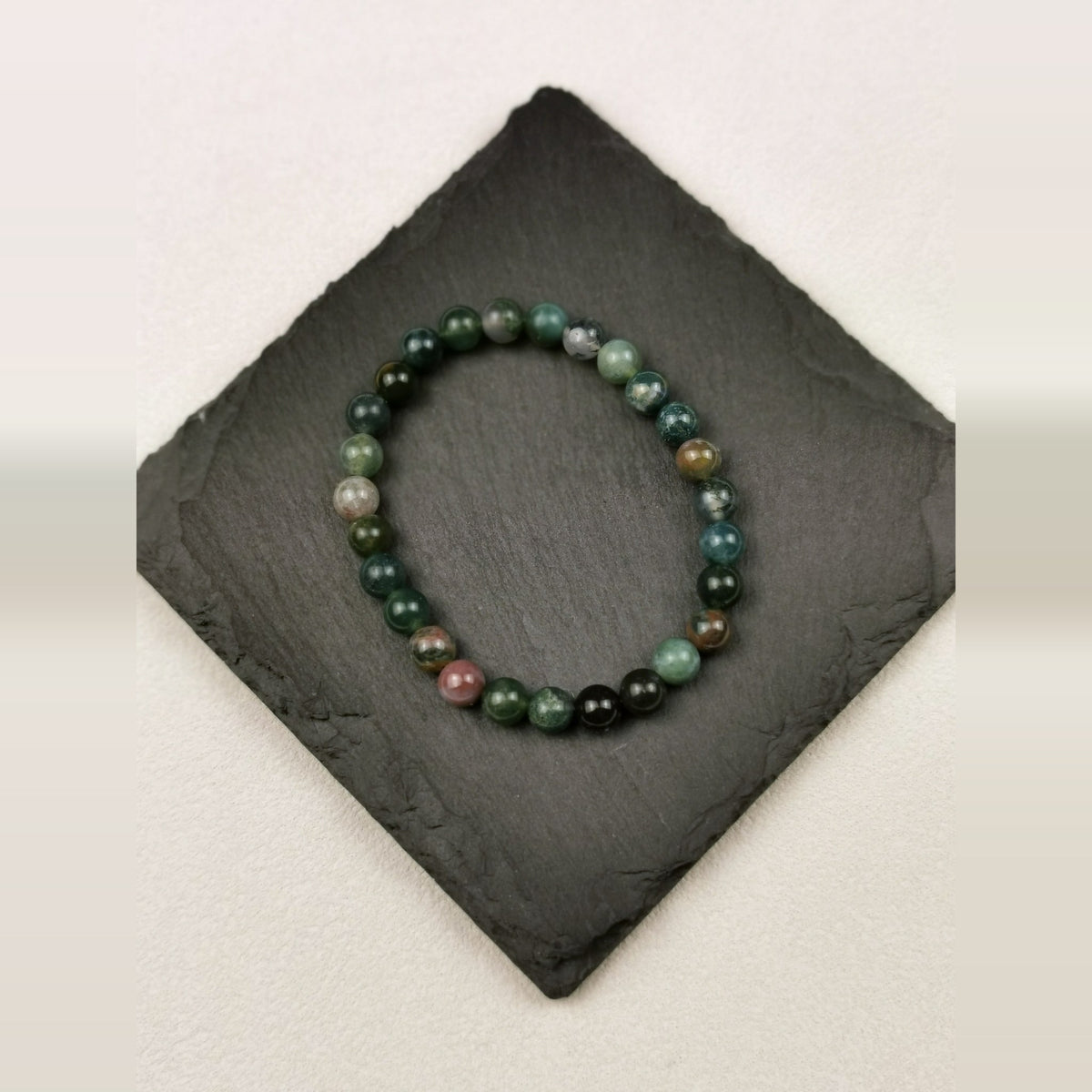 Armband aus grün gemustertem Indischem Achat mit 6 mm auf Schieferplatte
