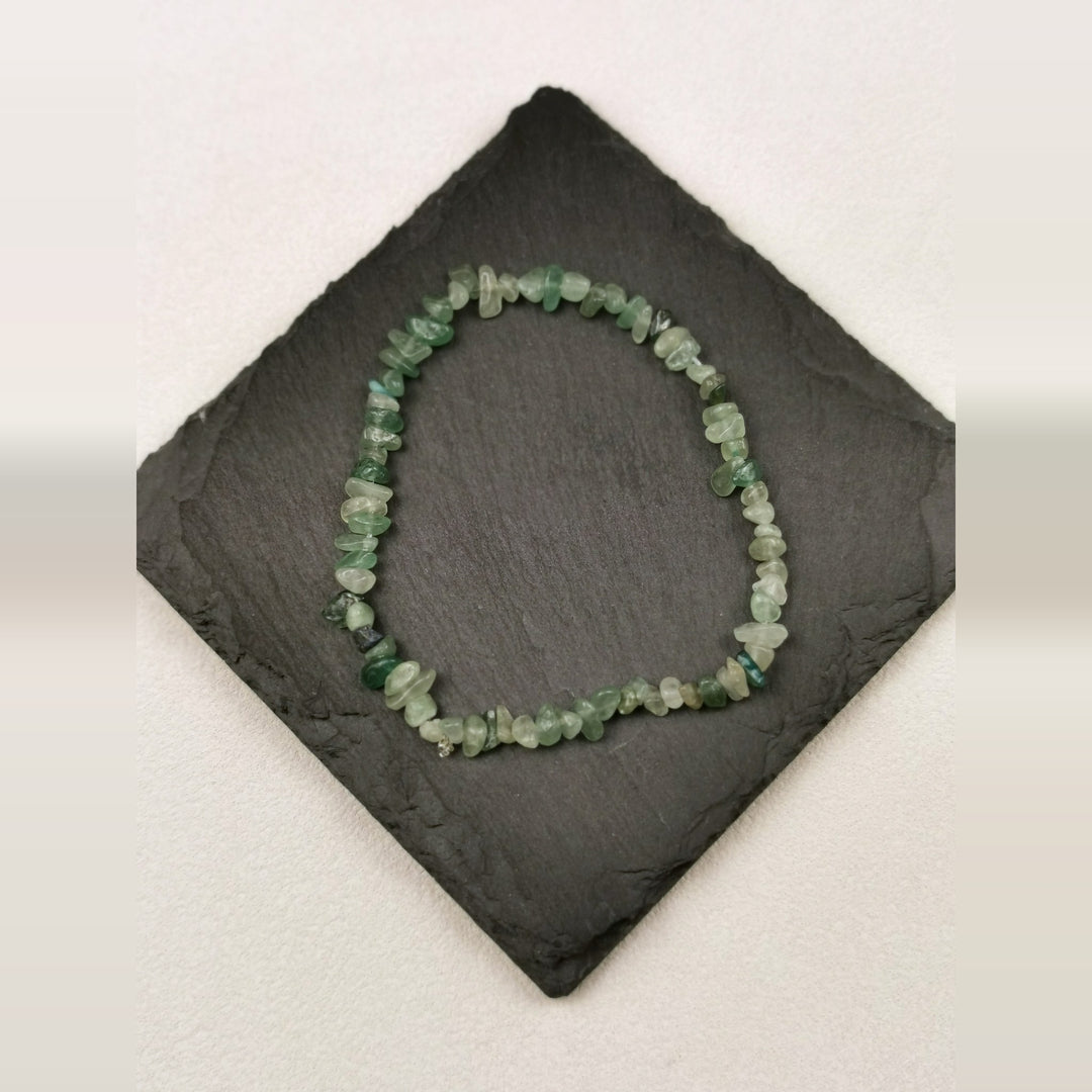 Armband aus grünen Aventurinsplittern auf Schieferplatte