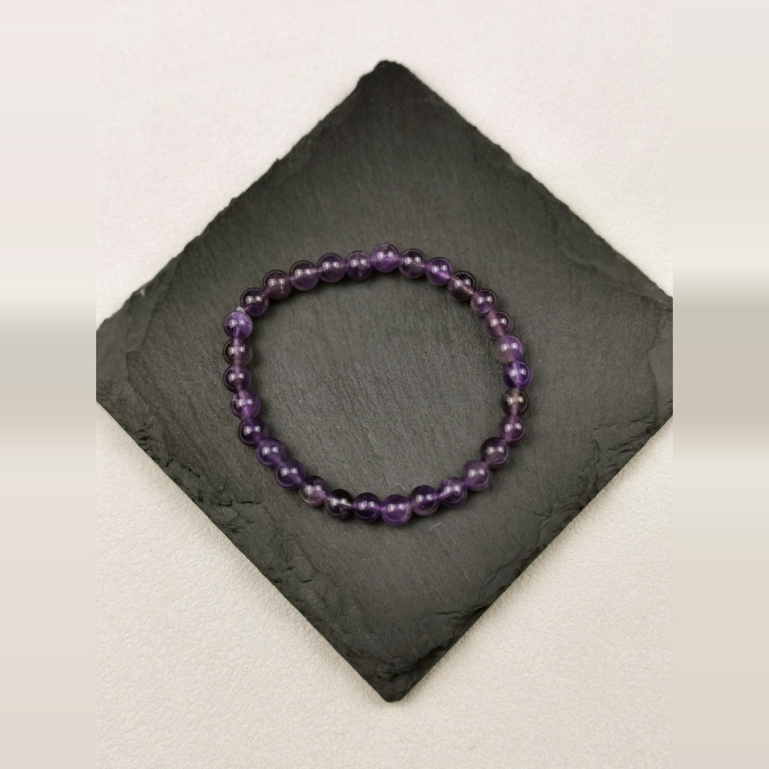 Armband aus runden violetten Amethystperlen mit 6 mm auf Schieferplatte
