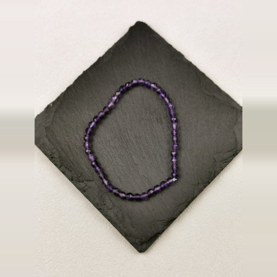 Armband aus facettierten violetten Amethystperlen mit 4 mm auf Schieferplatte
