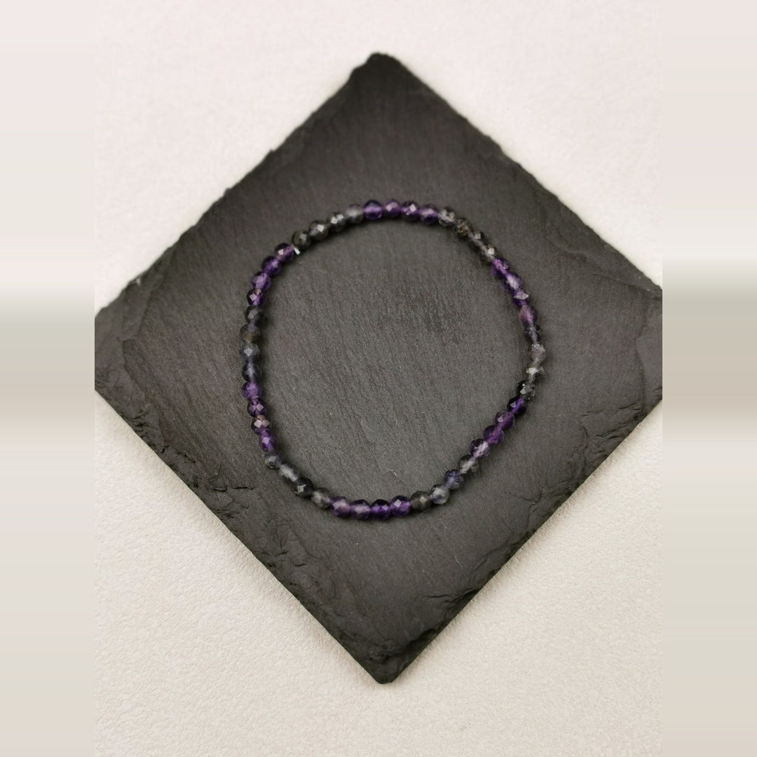Armband aus facettiertem Amethyst und graublauem Iolith mit 4 mm auf Schieferplatte