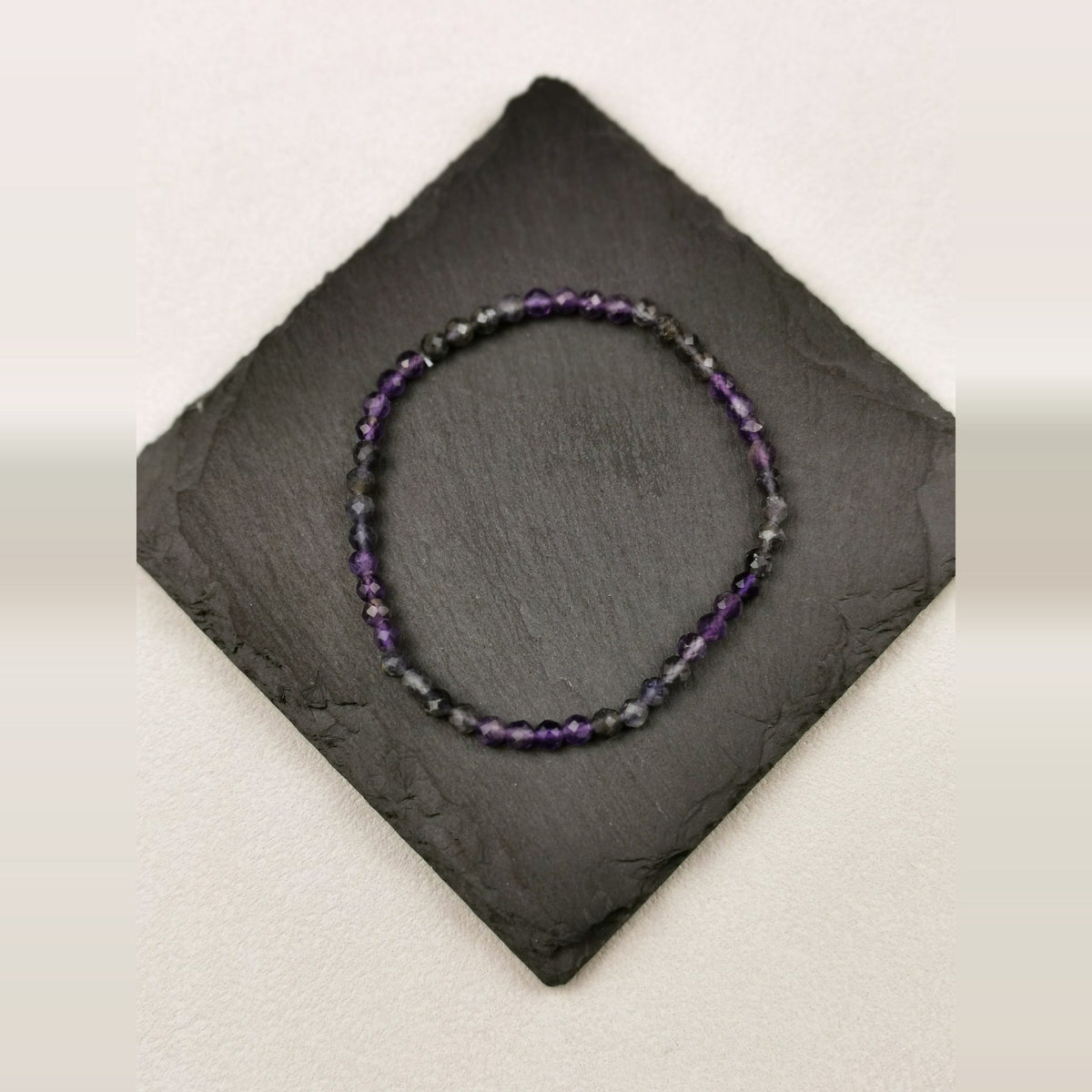 Armband aus facettiertem Amethyst und graublauem Iolith mit 4 mm auf Schieferplatte