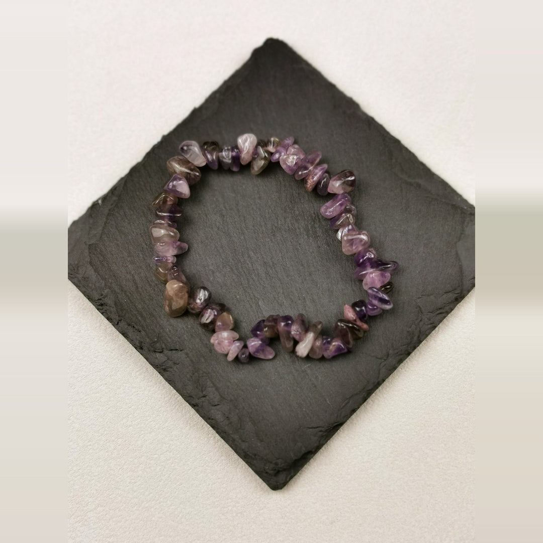 Armband aus violetten Amethystsplittern auf Schieferplatte