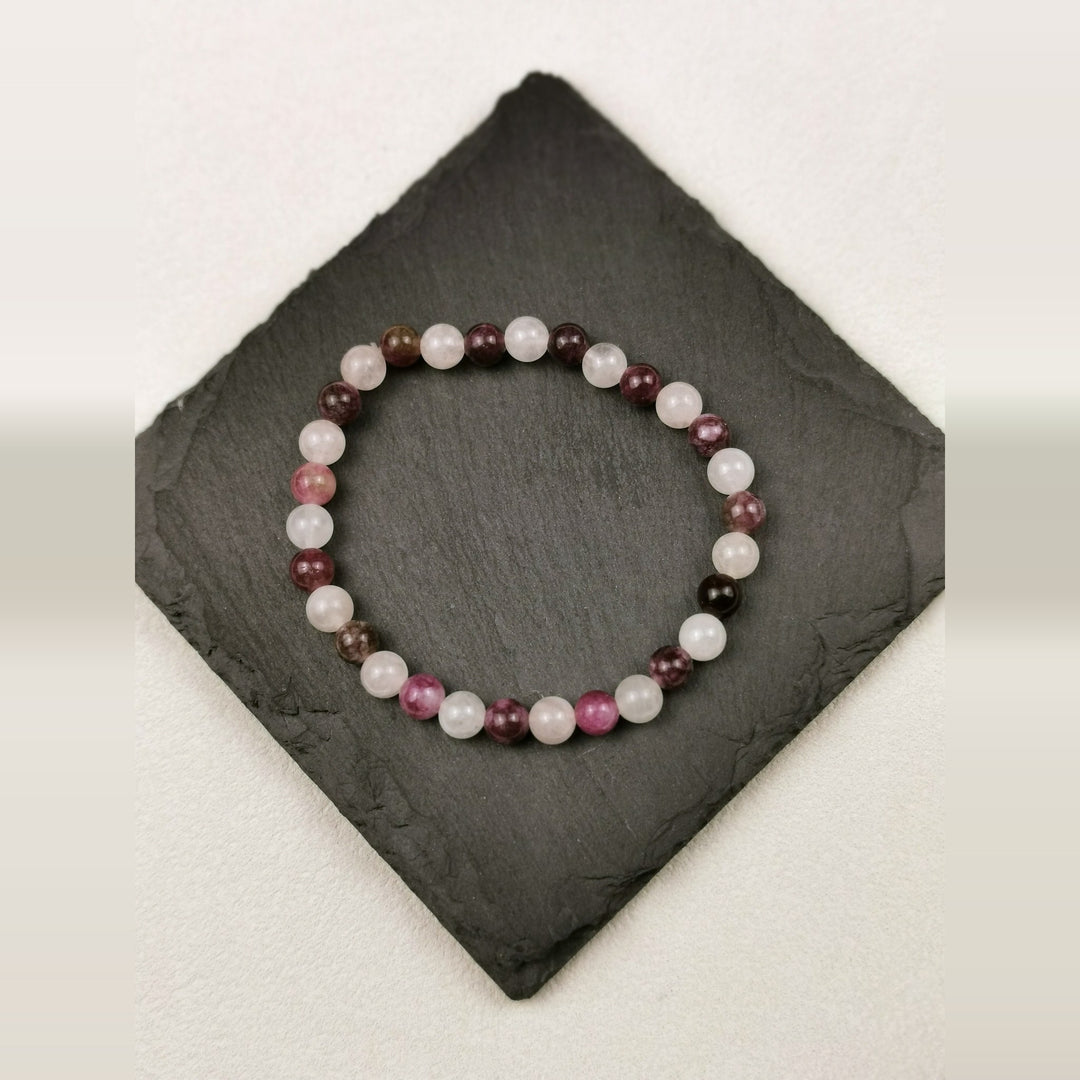 Armband aus Kirschturmalin und weißem Rosenquarz mit 6 mm auf Schieferplatte