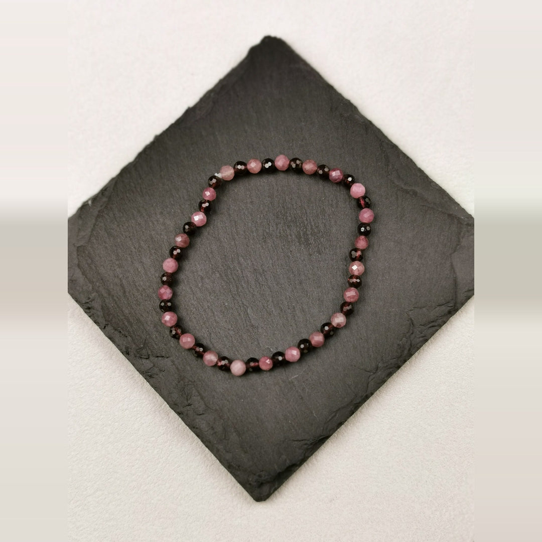 Armband aus facettiertem dunkelrotem Granat und altrosa Rubellit mit 4 mm auf Schieferplatte