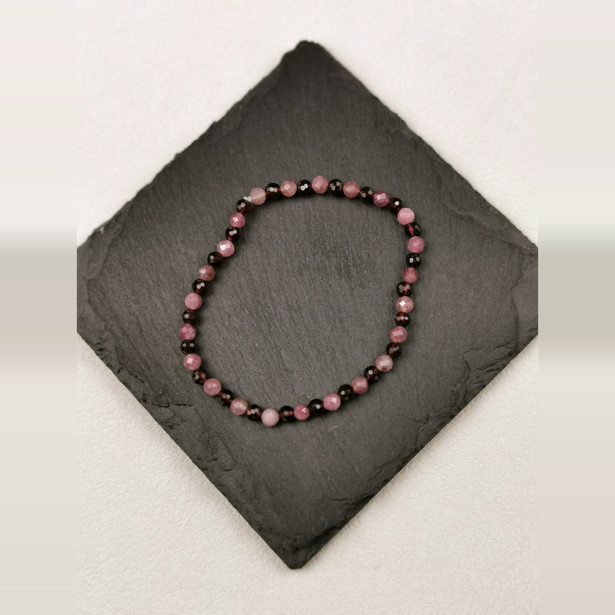 Armband aus facettiertem dunkelrotem Granat und altrosa Rubellit mit 4 mm auf Schieferplatte