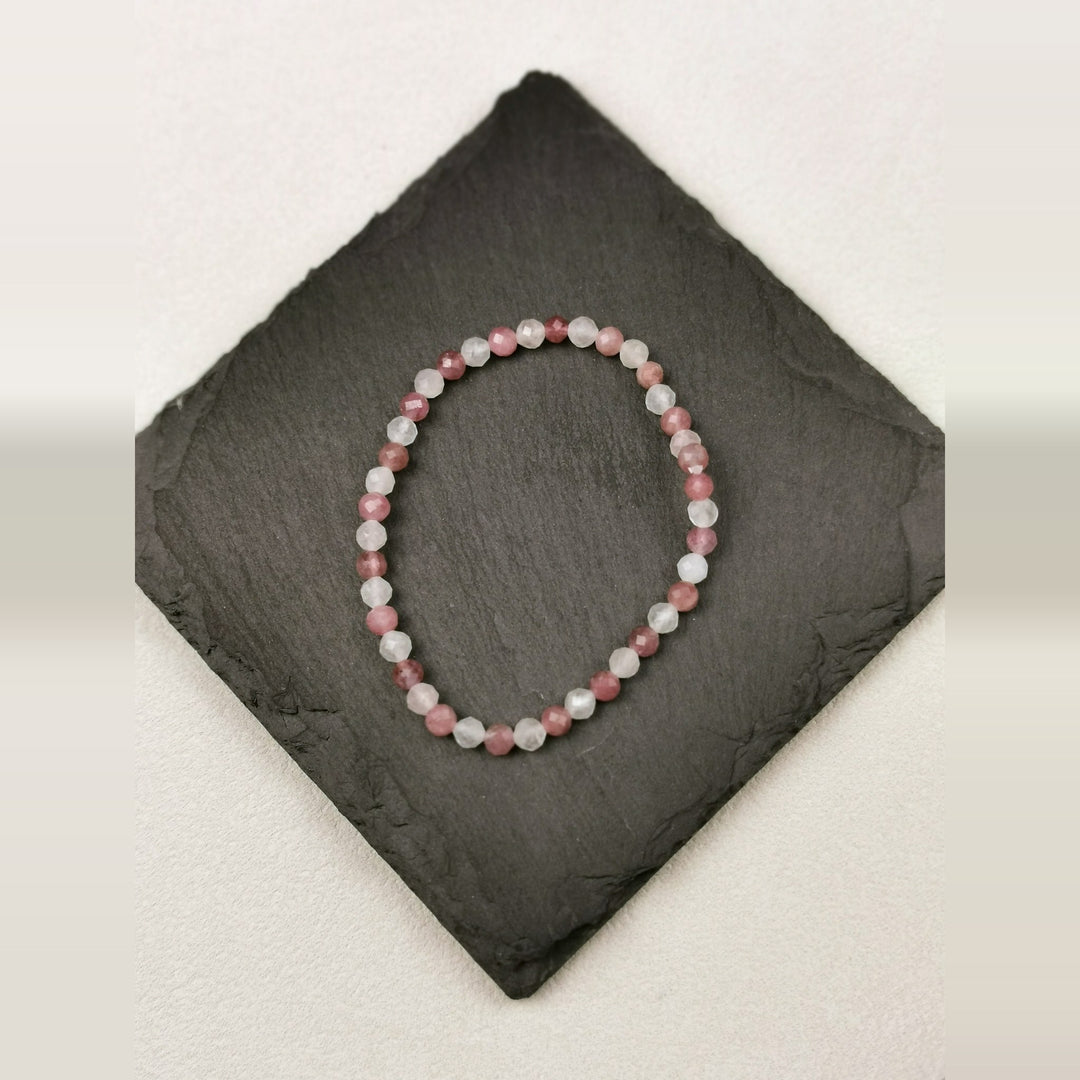 Armband aus facettiertem Rubellit und Rosenquarz mit 4 mm auf Schieferplatte