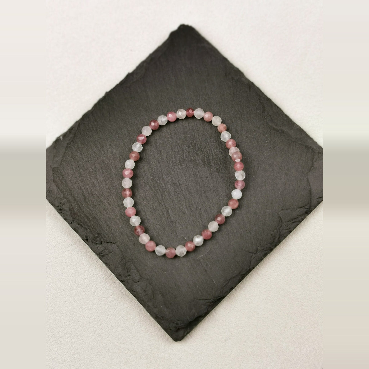 Armband aus facettiertem Rubellit und Rosenquarz mit 4 mm auf Schieferplatte
