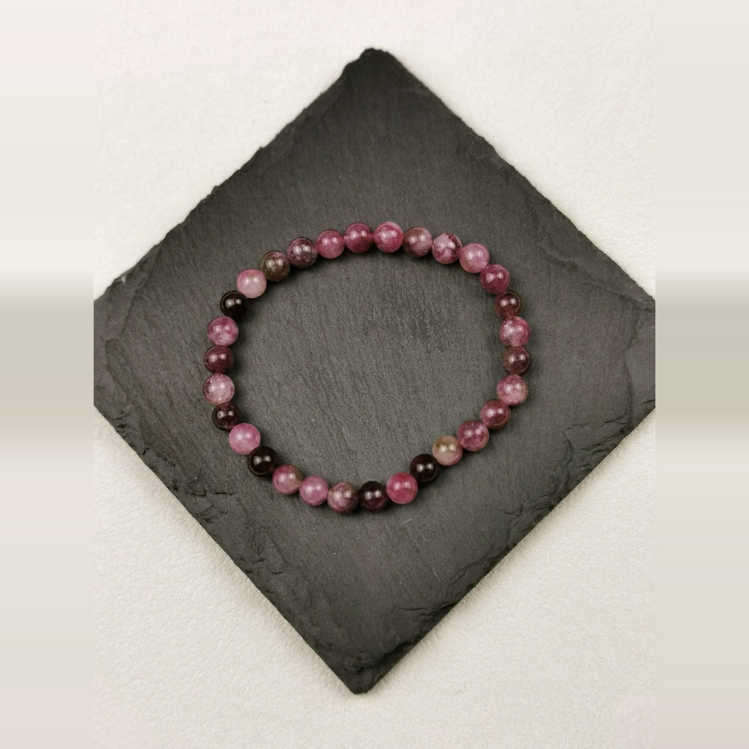 Armband aus runden Kirschturmalinperlen in Pink und Beerenrot mit 6 mm auf Schieferplatte