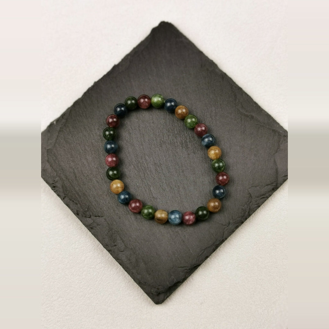 Armband aus buntem Turmalin mit 6 mm Perlen in Grün, Rot und Blau auf Schieferplatte