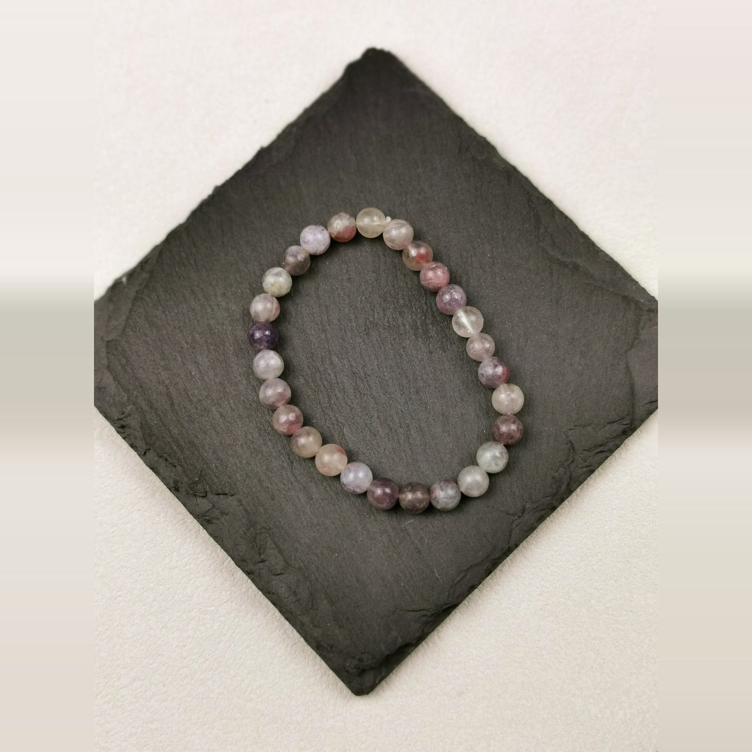 Armband aus runden Labradoritperlen mit 6 mm und blauem Schimmer auf Schieferplatte