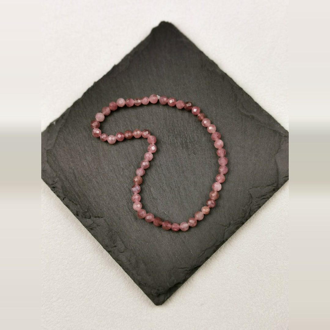 Armband aus facettierten Rubellitperlen in Altrosa mit 4 mm auf Schieferplatte