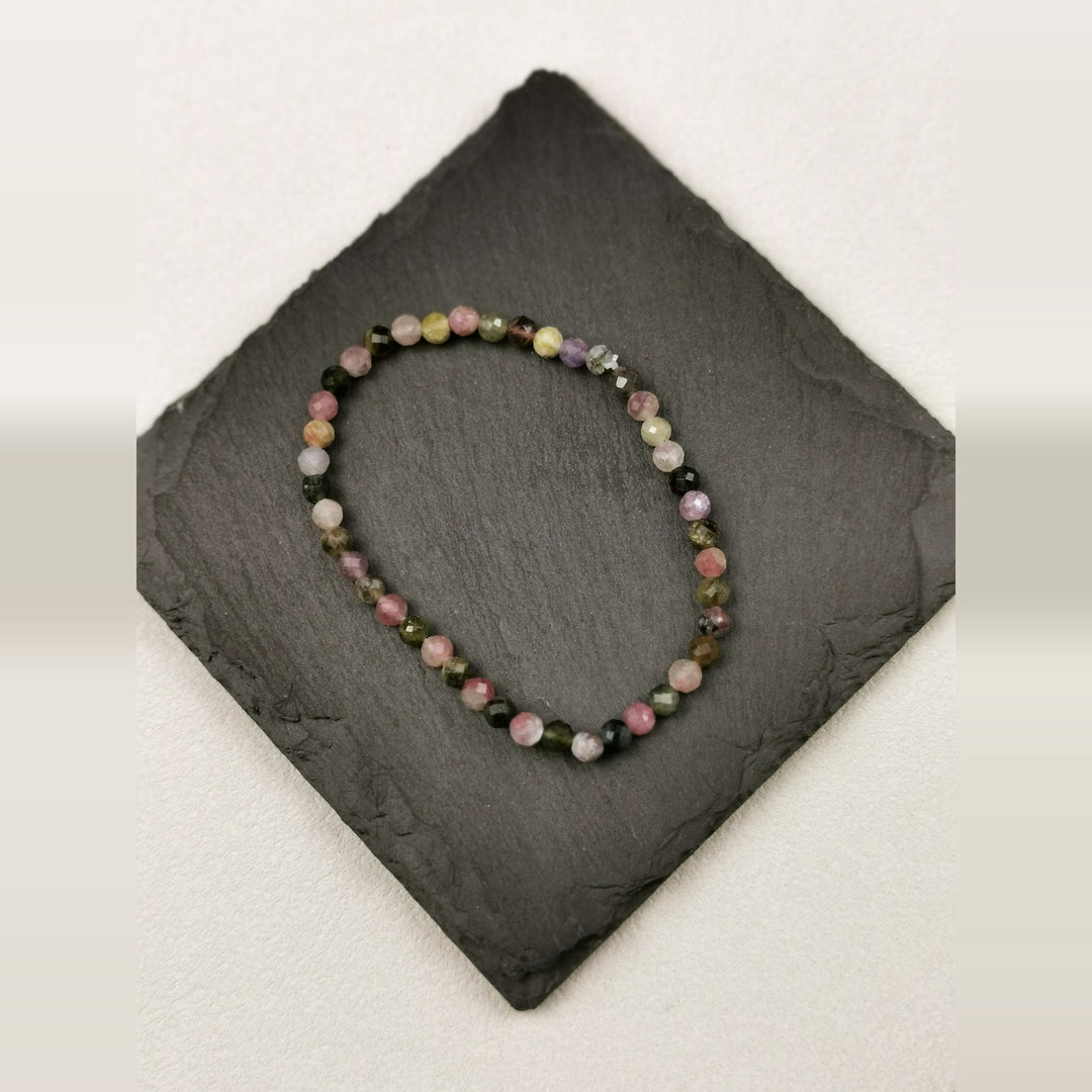 Armband aus facettiertem buntem Turmalin mit 4 mm Perlen in Rosa, Grün und Gelb auf Schieferplatte
