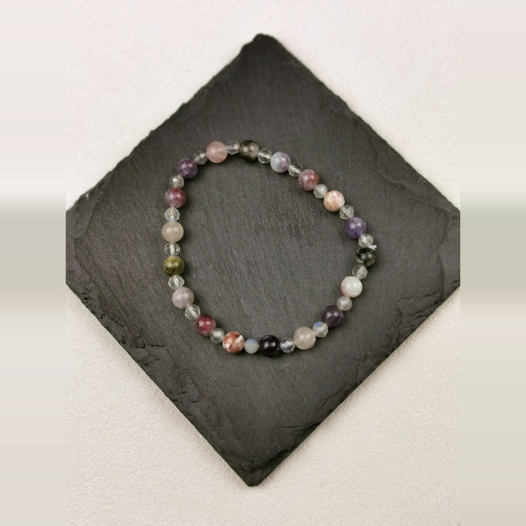 Armband aus Labradorit mit facettiertem blauem Mondstein auf Schieferplatte