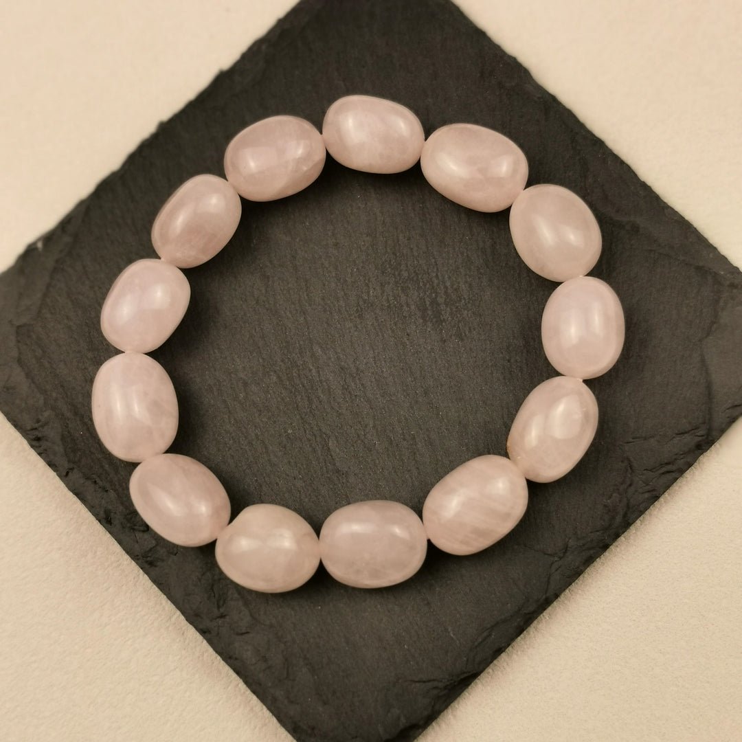Armband aus großen Rosenquarz-Nuggets in zartem Rosa auf Schieferplatte
