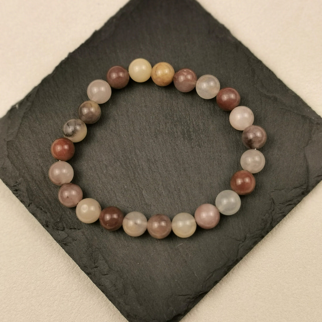 Armband aus runden Pfirsich-Mondsteinperlen mit 8 mm auf Schieferplatte