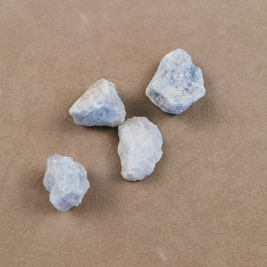 Blauer Calcit Rohstein, blassblau mit heller Bänderung