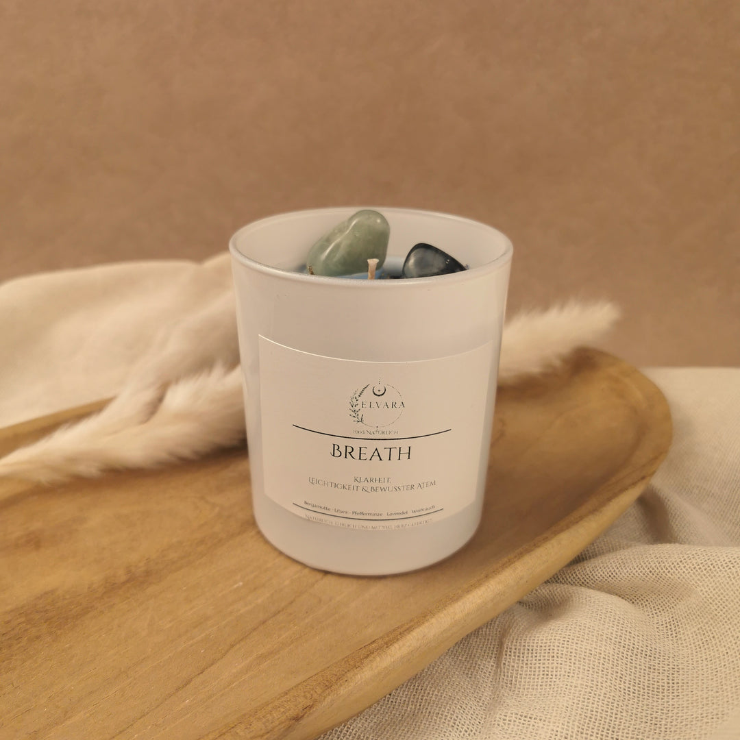 Elvara Breath Ritualkerze aus Sojawachs mit Bergamotte, Litsea, Pfefferminze, Lavendel, Weihrauch, Fluorit und Aquamarin im Glas