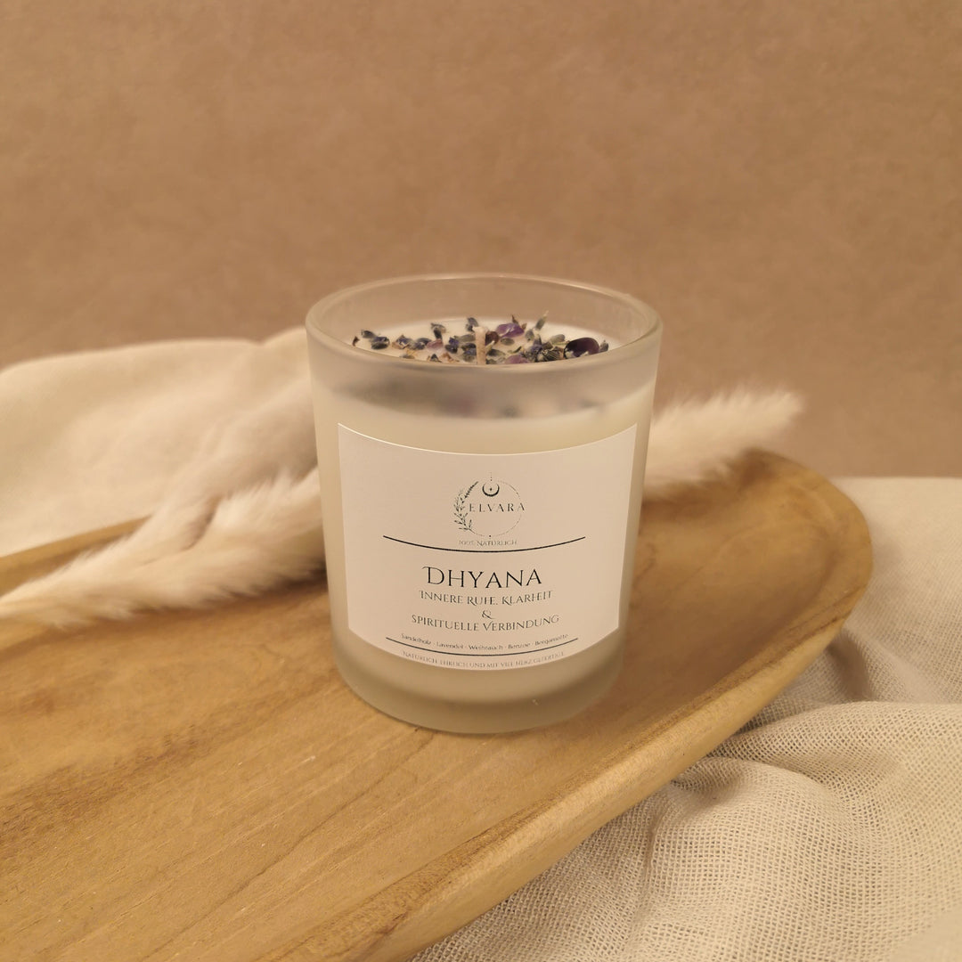 Elvara Dhyana Ritualkerze aus Sojawachs mit Lavendel, Weihrauch, Sandelholz, Lavendelblüten und Amethyst im Glas