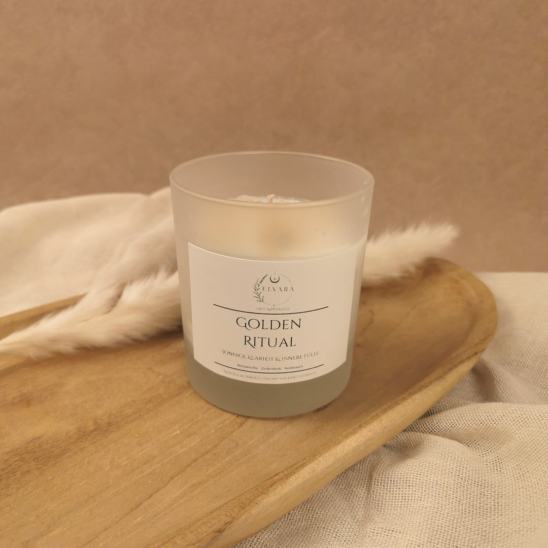 Elvara Golden Ritual Ritualkerze aus Sojawachs mit Weihrauch, Bergamotte, Zedernholz, Calendulablüten und Citrin im satinierten Glas