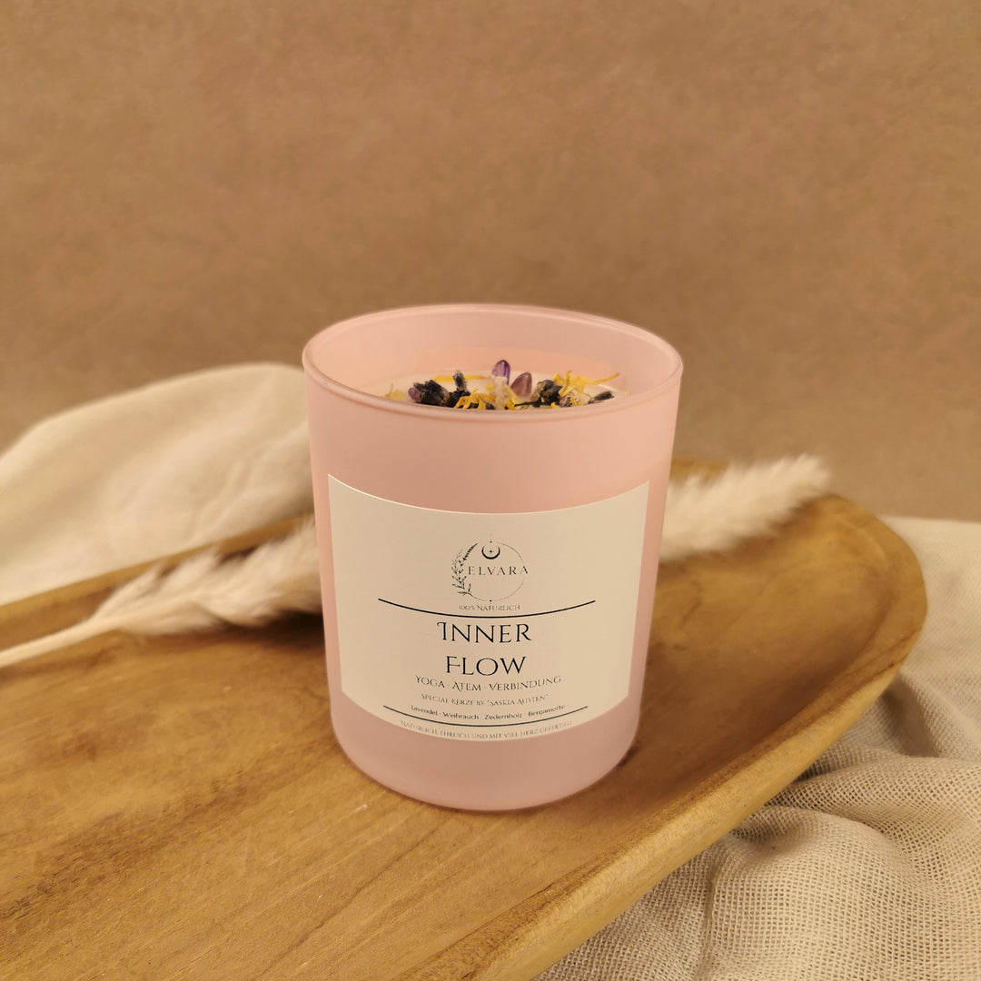 ELVARA INNER FLOW Yoga Ritualkerze im roséfarbenen 30-cl-Glas mit Lavendel, Weihrauch, Amethyst und getrockneten Blüten