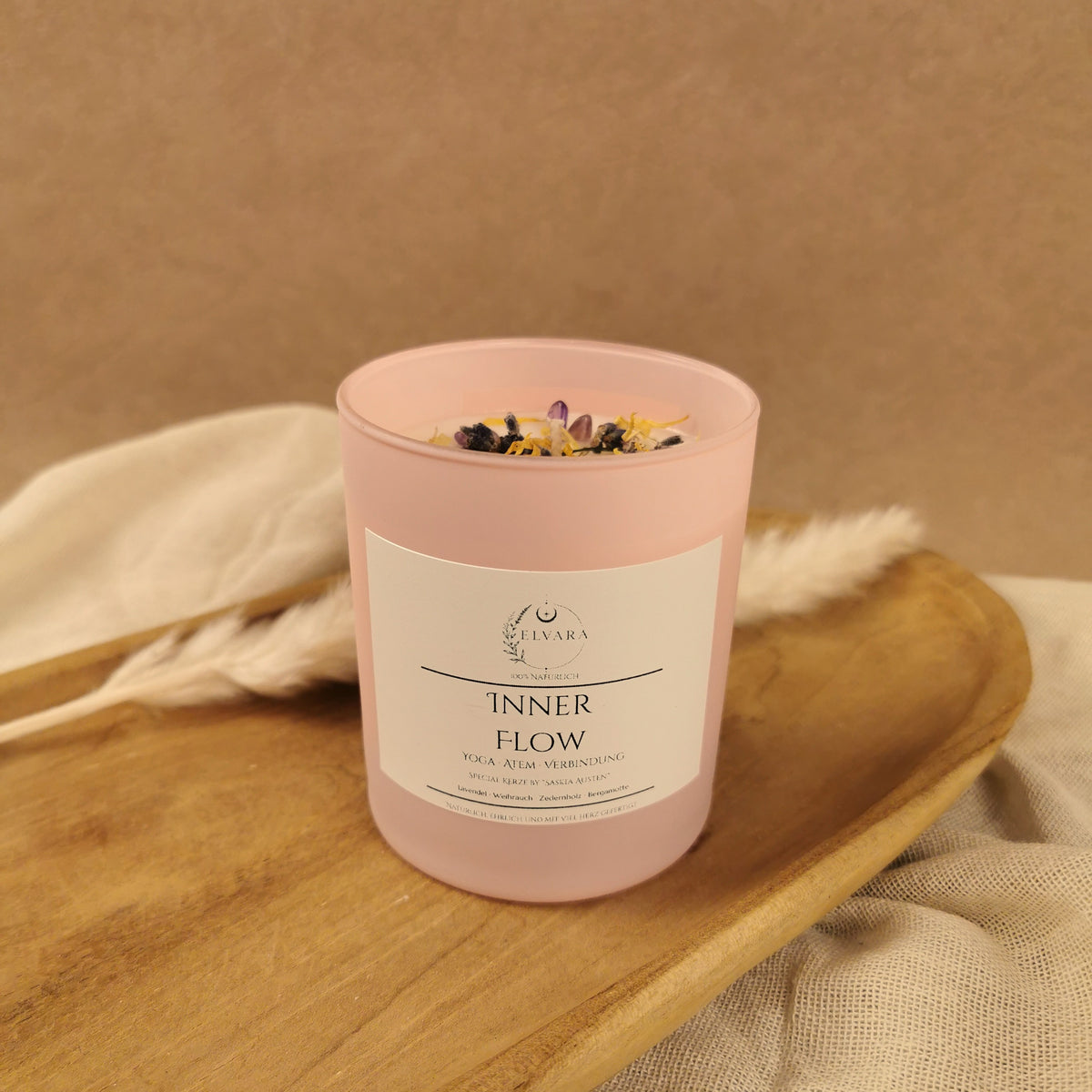 ELVARA INNER FLOW Yoga Ritualkerze im roséfarbenen 30-cl-Glas mit Lavendel, Weihrauch, Amethyst und getrockneten Blüten