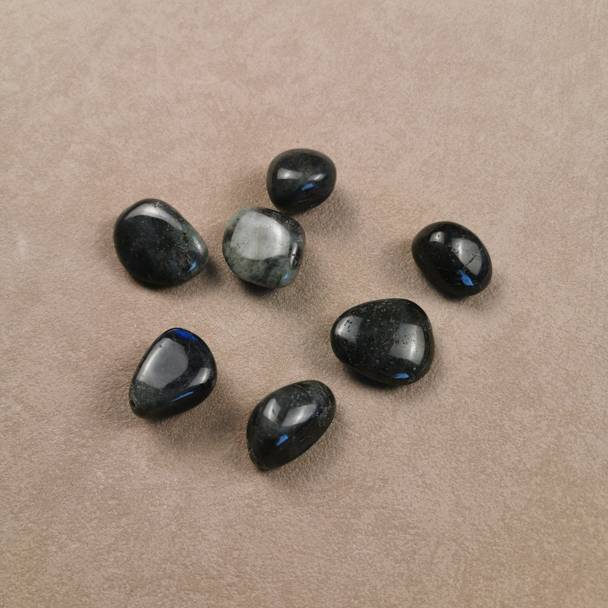 Labradorit Trommelstein in Grau mit blauem Schimmer