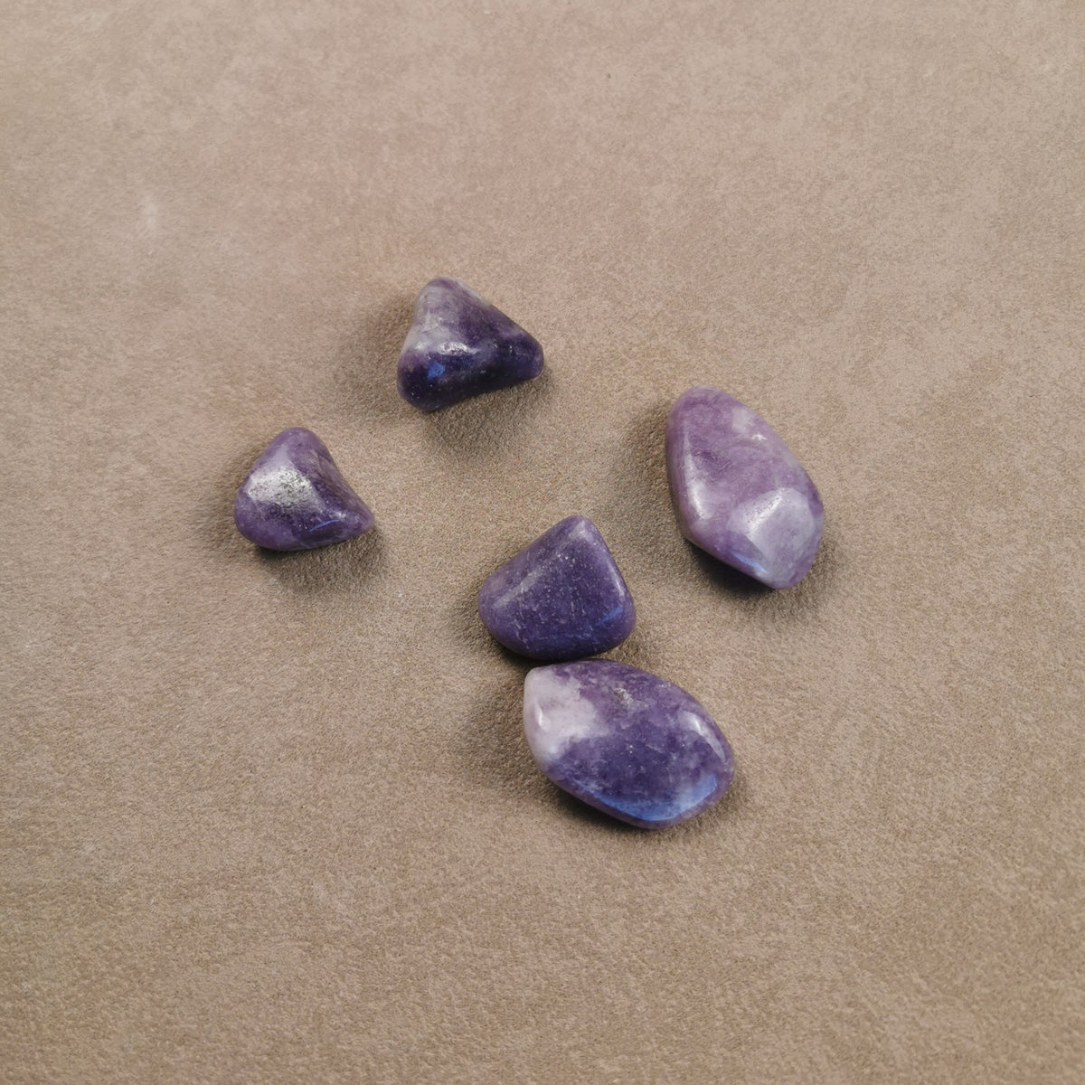 Lepidolith Trommelstein in Flieder mit silbrigem Glimmerglanz