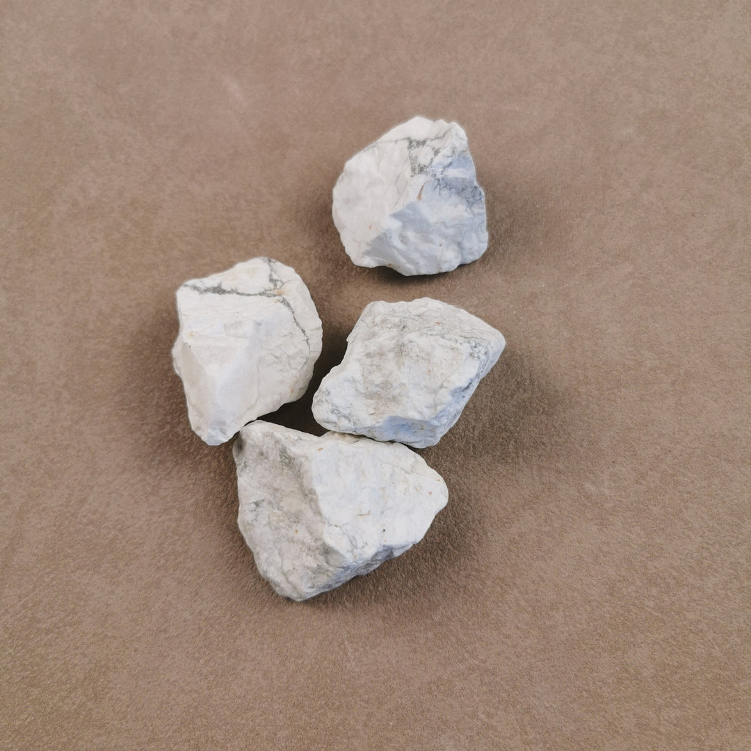 Magnesit Rohstein in Weiß mit dunkler Aderung
