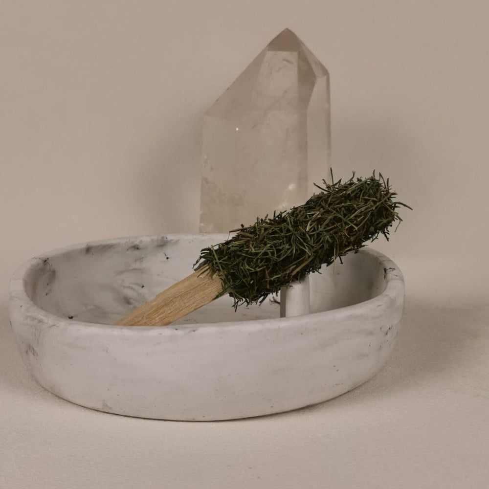 Palo Santo Räucherbündel mit Beifuß von Elvara in einer Schale aus Keramik mit Bergkristall