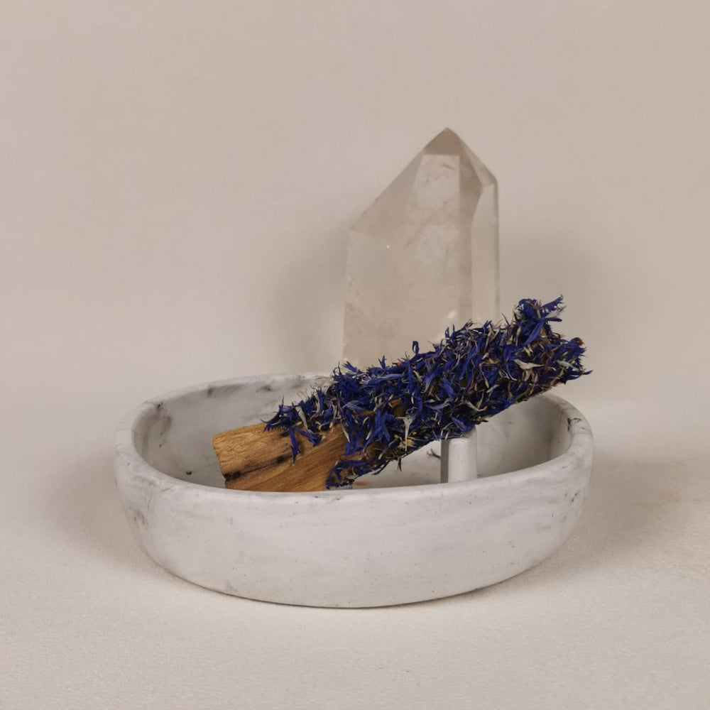 Palo Santo Räucherbündel mit blauen Kornblumen von Elvara in einer Schale aus Keramik mit Bergkristall