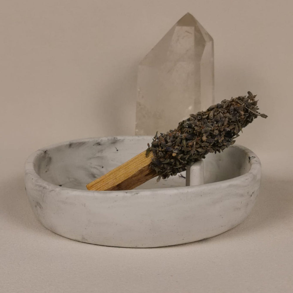 Palo Santo Räucherbündel mit getrocknetem Lavendel von Elvara in einer Schale aus Keramik mit Bergkristall