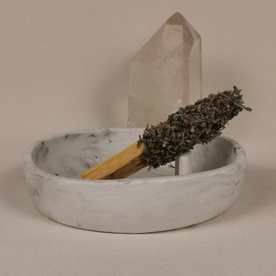 Palo Santo Räucherbündel mit getrocknetem Lavendel von Elvara in einer Schale aus Keramik mit Bergkristall