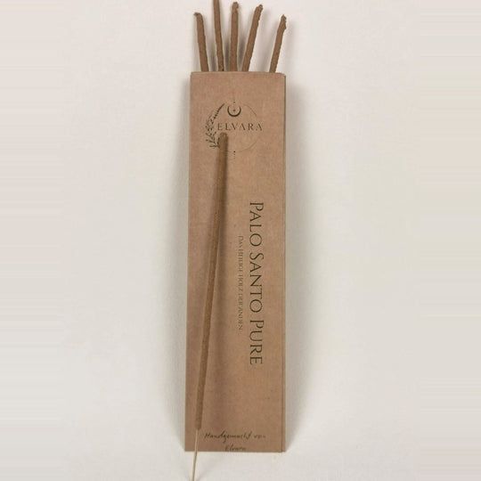 Palo Santo Räucherstäbchen von Elvara in Verpackung aus Kraftpapier