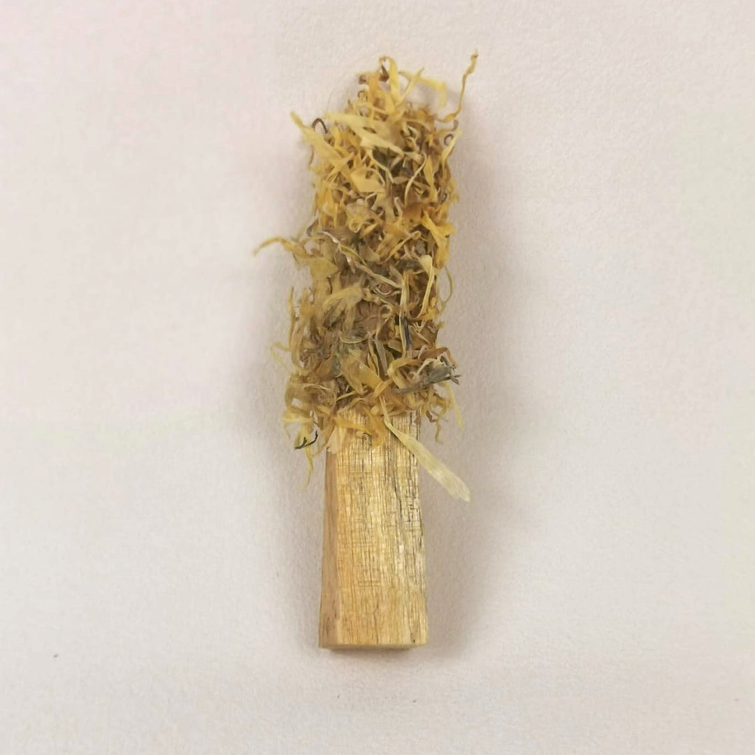 Palo Santo Stick mit gelben Ringelblumenblüten von Elvara