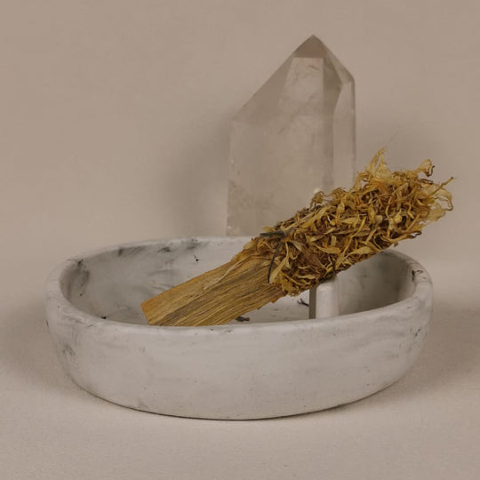 Palo Santo Räucherbündel mit gelben Ringelblumenblüten von Elvara in einer Schale aus Keramik mit Bergkristall