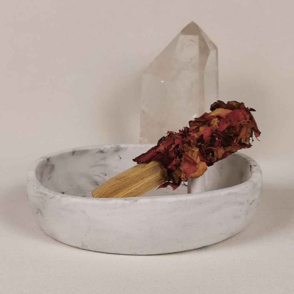 Palo Santo Räucherbündel mit getrockneten Rosenblüten von Elvara in einer Schale aus Keramik mit Bergkristall