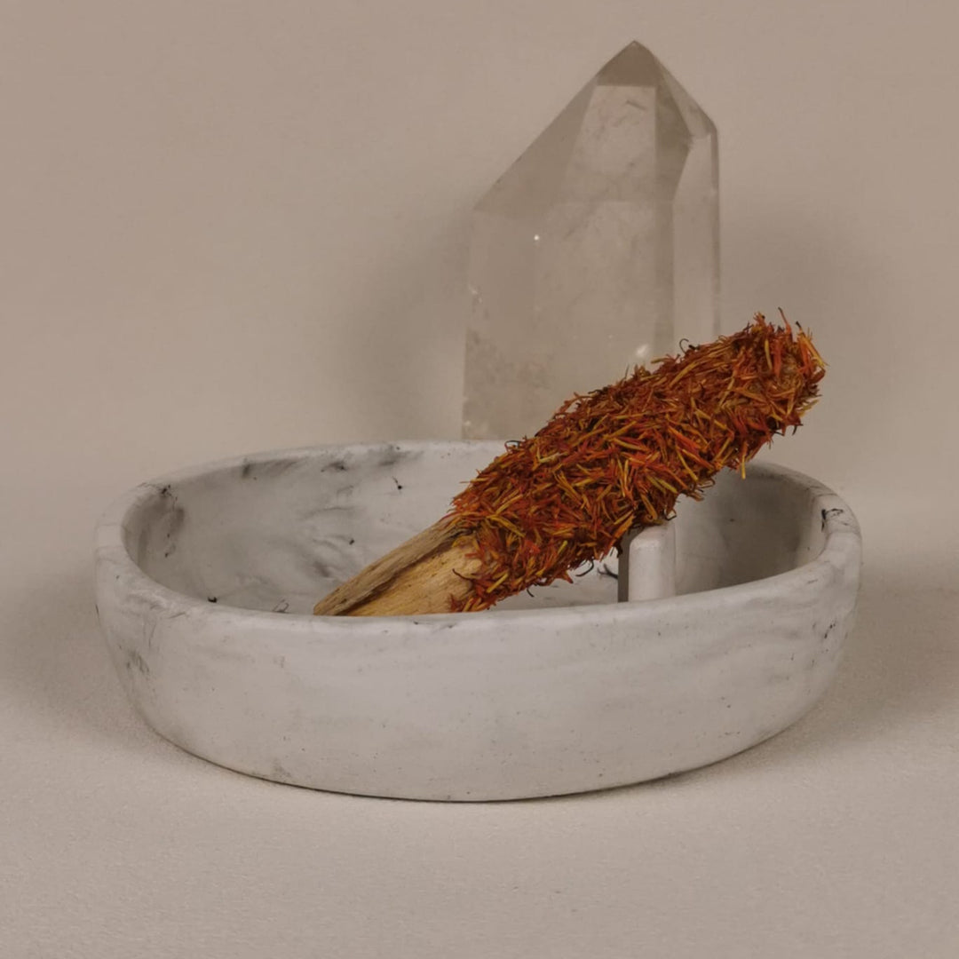 Palo Santo Räucherbündel mit orangefarbenen Saflorblüten von Elvara in einer Schale aus Keramik mit Bergkristall
