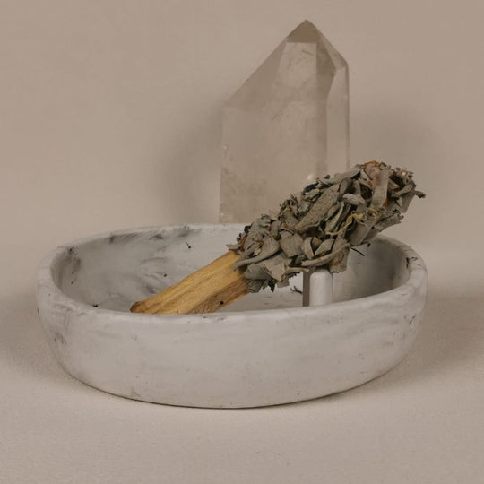 Palo Santo Räucherbündel mit Weißem Salbei von Elvara in einer Schale aus Keramik mit Bergkristall